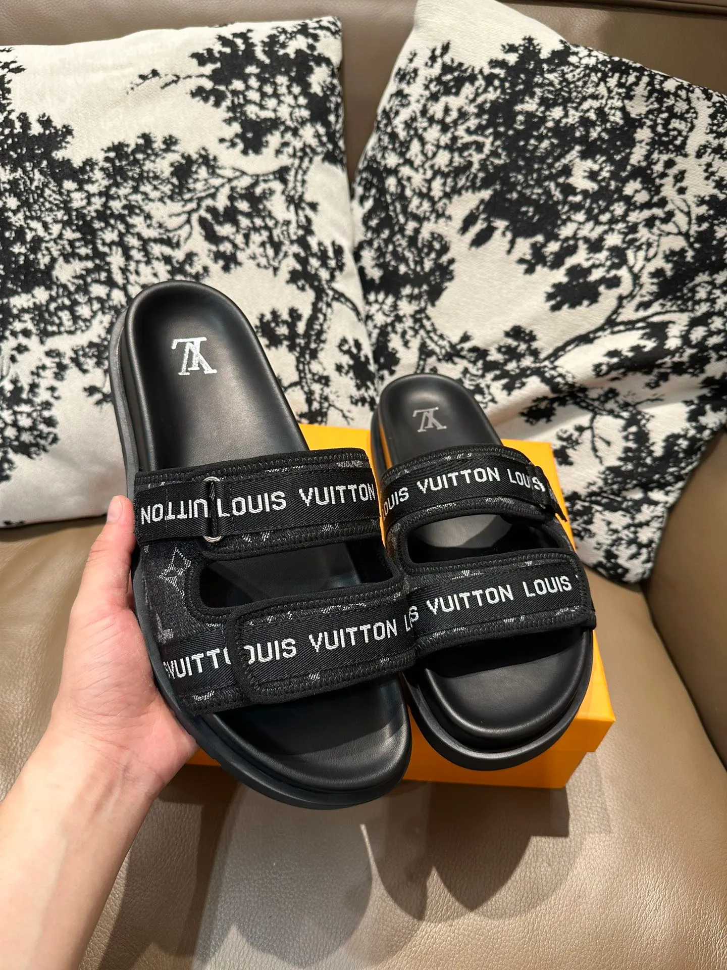 Men's shoes 💰360💰 LV flip flops, cowhide surface, sheepskin lining, size 36-46